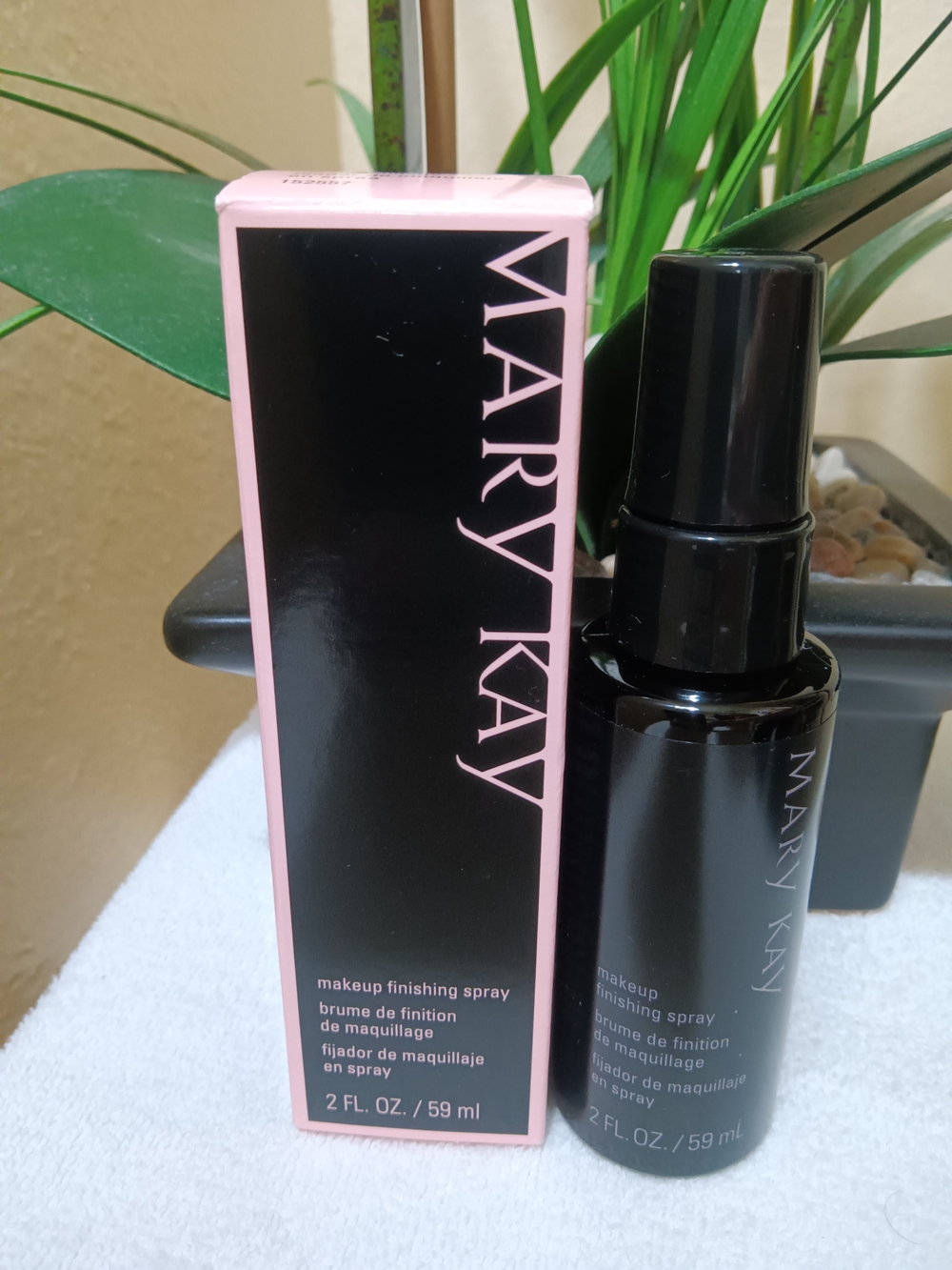 Mary Kay Pink & Black Makeup Finishing Spray - Pink